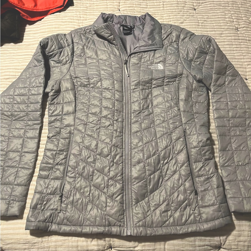 Light grey the north face women’s thermoball jacket
